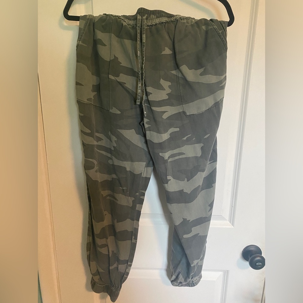 Camo green Splendid joggers